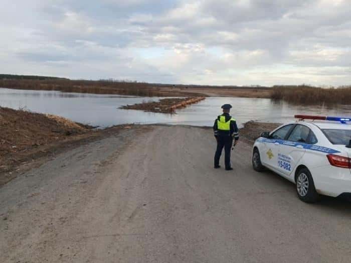 Шесть мостов затопило, один разобрали — паводок в Свердловской области отрезал целые деревни