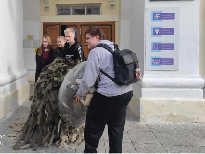 "Плетут сами": студенты из Каменска-Уральского передали маскировочные сети для СВО  