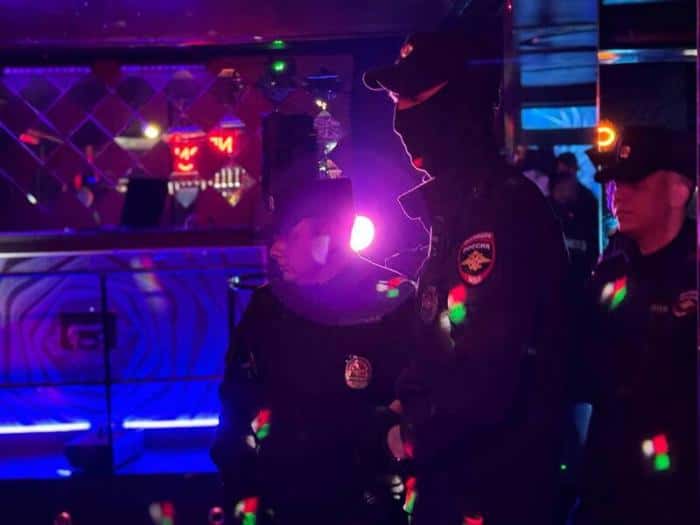 Полиция Каменска-Уральского внезапно проверила ночные клубы