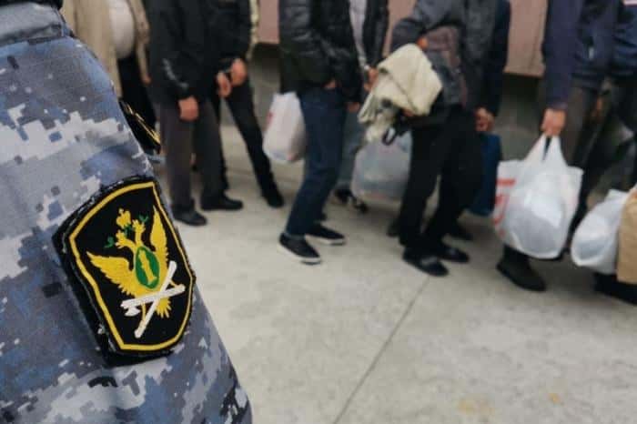 В Екатеринбурге бывших мигрантов проверили на воинский учет