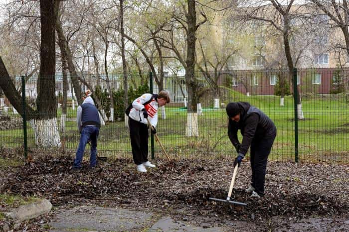 Сотрудники УАЗа и студенты провели субботник у мемориала ВОВ