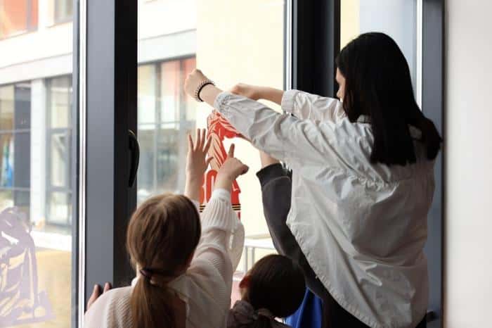 Более 41 тысячи школьников присоединились к акции «Окна Победы» в Свердловской области.Фото