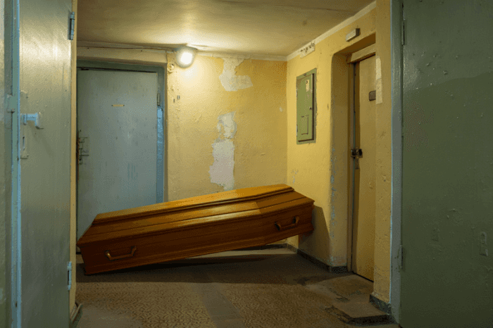 Страшная находка в подъезде: как запугивали жителя Екатеринбурга 