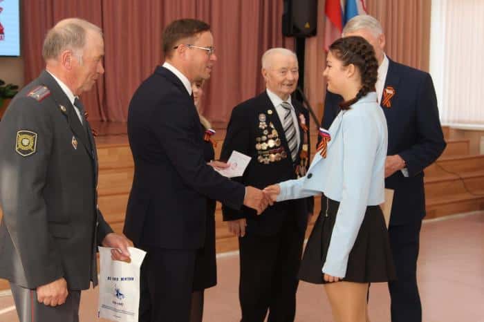 Первый паспорт в честь Победы: как прошла торжественная церемония в Каменске-Уральском