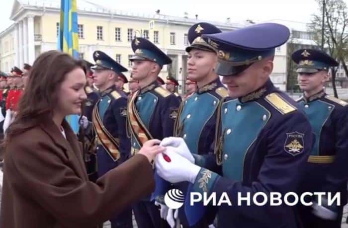 «Солнышко, выходи за меня»: в Екатеринбурге военный сделал предложение девушке перед парадом Победы