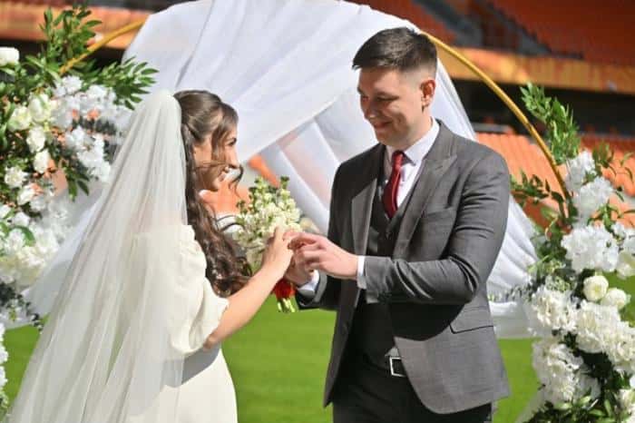 От «Екатеринбург Арены» до ретропоезда: в Свердловской области стартовал сезон свадеб