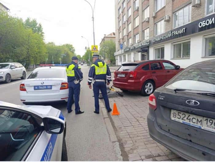 Смертельный удар: самокатчик в Екатеринбурге столкнулся с автомобилем и скончался