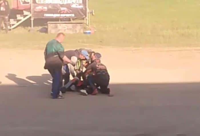 «На ходу упал с крыши автомобиля»: экстремальное шоу в Каменске-Уральском обернулось травмой для каскадера