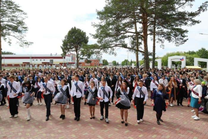 Эмоции, слезы и напутствия: Каменск-Уральский отметил последний звонок