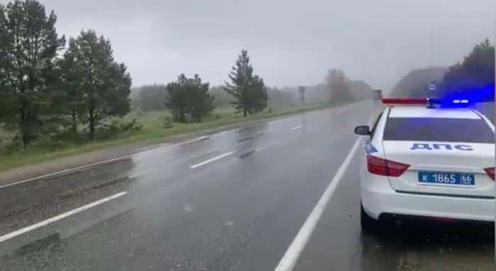 ГИБДД предупреждает о гололедице на дорогах Свердловской области