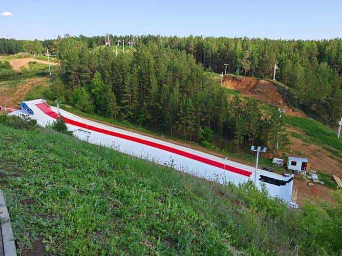 Как кататься на сноуборде летом: в Каменске-Уральском откроют всесезонную трассу для тюбинга и сноуборда