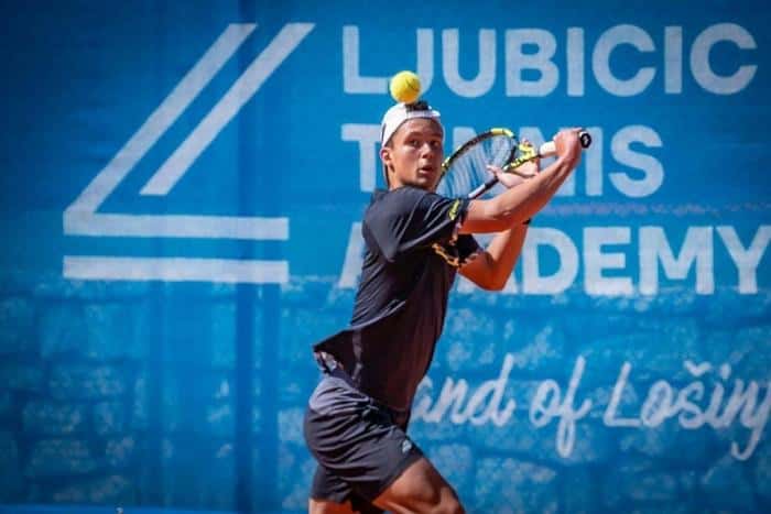 Юный теннисист из Каменска-Уральского играет на престижном турнире Roland Garros-2025