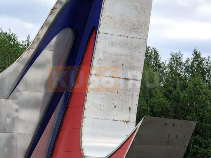 Новые стелы за 40 миллионов рублей в Каменске-Уральском начали ржаветь: горожане обратились к Паслеру