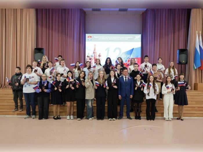 32 юных каменца получили паспорта в канун Дня России