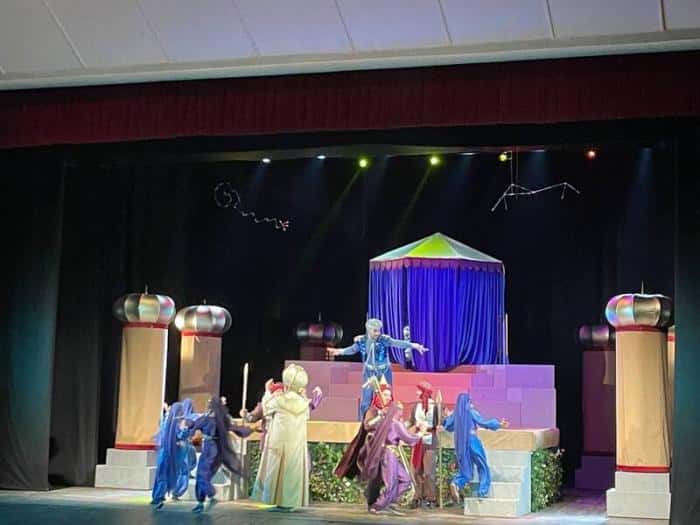 «Отдохнули душой!»: в Каменске-Уральском семьи бойцов СВО бесплатно посетили спектакли