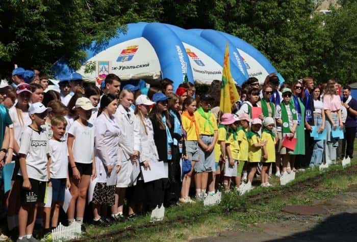 Будут работать на благо города: в Каменске-Уральском открыли Молодёжную трудовую вахту-2025