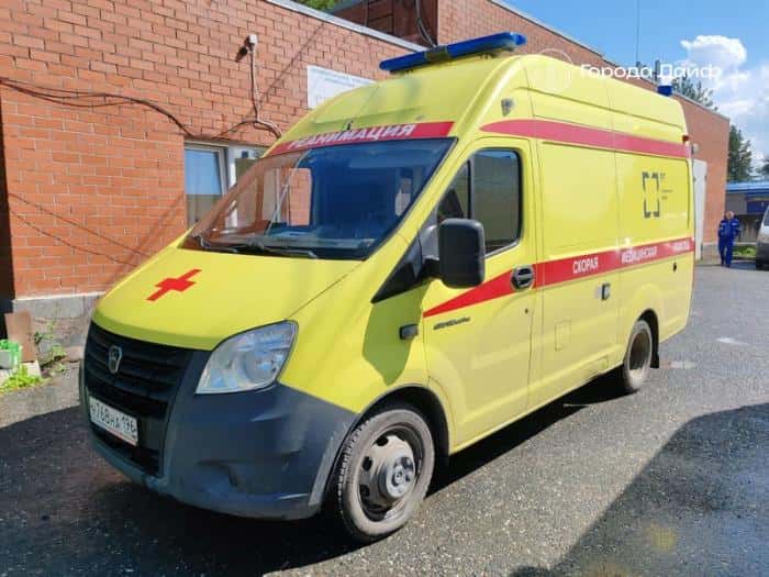 Рабочий загорелся после всплеска металла на заводе в Свердловской области — у него 30% ожогов