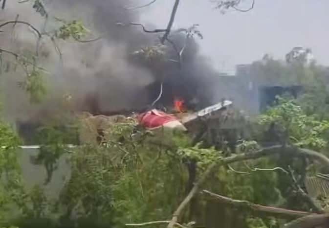 Авиакатастрофа в Индии: погибли как минимум 133 человека, самолет рухнул на студенческое общежитие