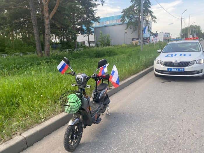 Пьяный водитель на патриотичном электромопеде попался в Каменске-Уральском