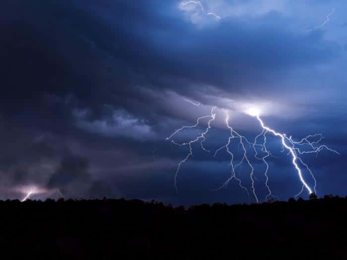 «Деревья повалены, дома без света»: в Каменске-Уральском устраняют последствия сильного ливня и грозы