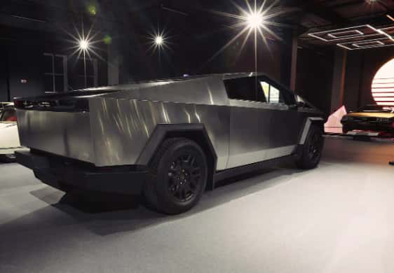 Маск, держись! В России его Cybertruck уже гоняет по музею в Верхней Пышме
