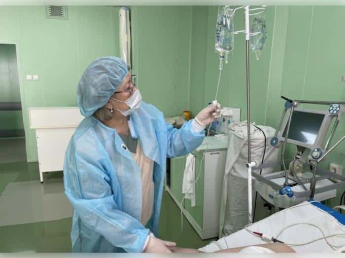 Спасли с того света: свердловские врачи поставили на ноги мужчину после падения из окна