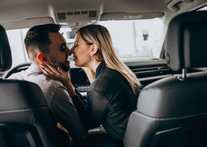 Штраф, арест или срок: что грозит россиянам за секс в машине