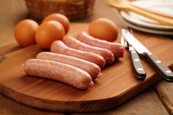 Листерии и антибиотики нашли в купатах и колбасках: что не советует покупать Роскачество 