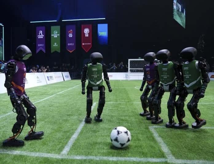 На поле — ни одного человека! В Китае прошел необычный футбольный матч