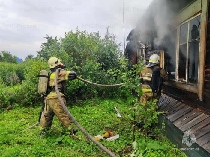 Пожар в Каменске-Уральском унес жизнь человека: дом сгорел за считаные минуты