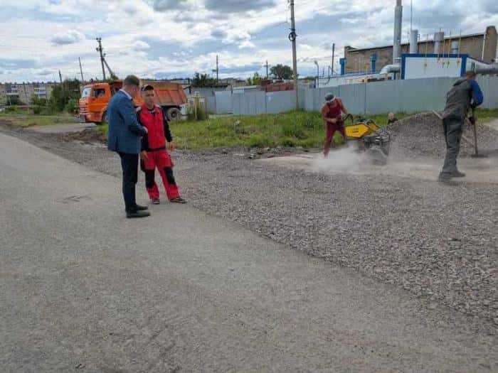 «Было много жалоб»: в Каменске-Уральском начали чинить тротуары после обращений жителей