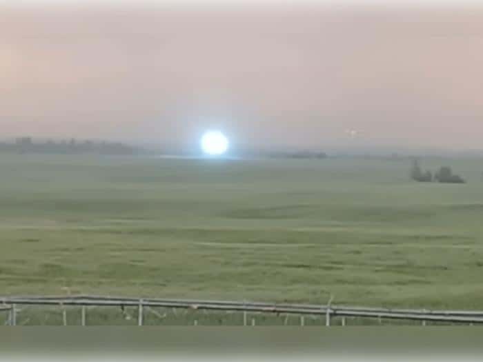 Светящийся шар завис над полем: редкое явление сняли на видео в Канаде