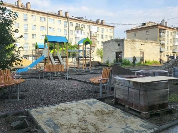 Двор с резиновыми покрытиями, солнечными фонарями и видеокамерами появится в Каменске-Уральском