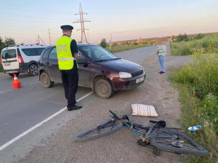 «Лежит в больнице с травмой головы»: в Каменске-Уральском 17-летний велосипедист попал под машину