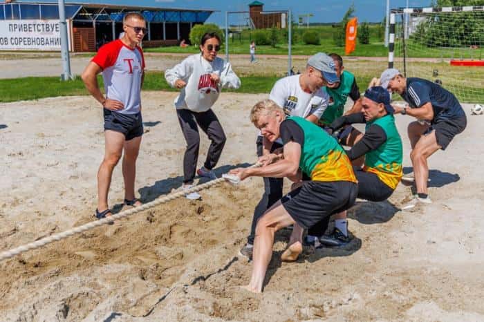 Металлурги СинТЗ бросили вызов гирям и канату на семейном турнире