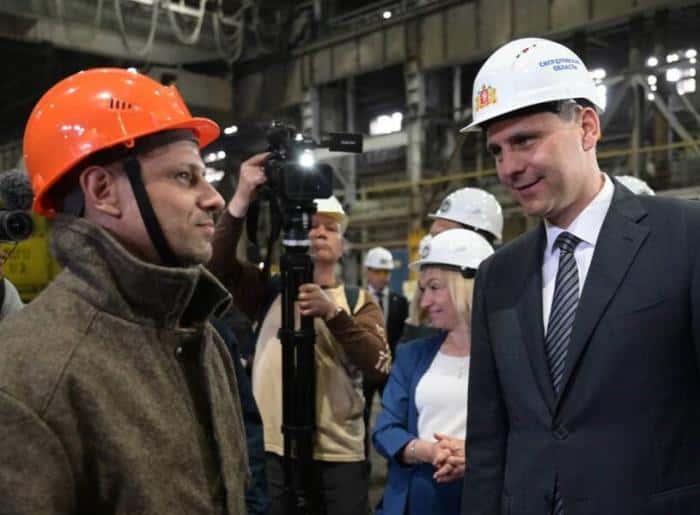 Губернатор Денис Паслер запустил уникальную машину весом 40 тонн на старейшем заводе Урала