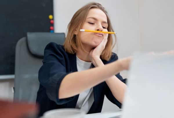 Зумеры массово увольняются с работы — эксперт объяснил, что их отпугивает