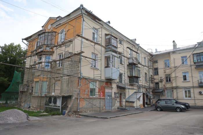 Капремонт без отставаний: в Каменске-Уральском ремонтируют крыши, фасады и коммуникации