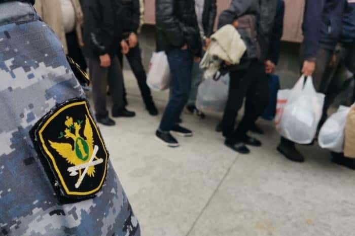 «Я даже языка не знаю»: отца семерых детей из Каменска-Уральского выслали из России, где он прожил 20 лет