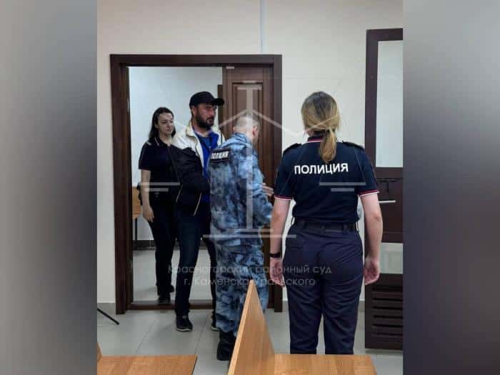 Залез в окно, вынес пистолет и продукты: в Каменске-Уральском задержан дерзкий грабитель