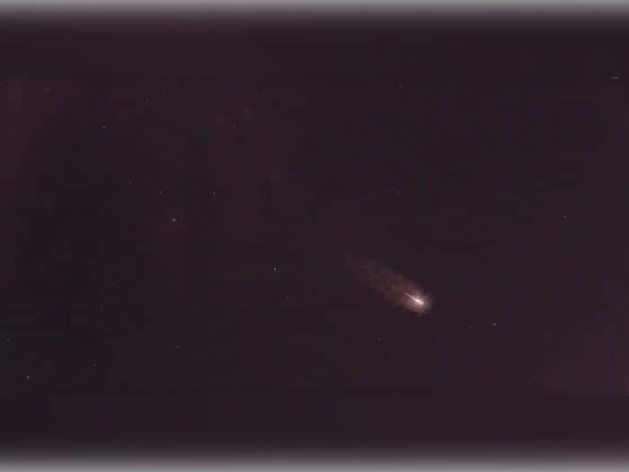 Небесный гость засиял: яркий метеор вспыхнул над Свердловской областью — кадры попали в сеть