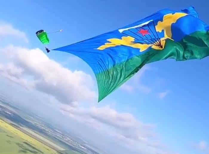 Рекорд в небе! Уралец прыгнул с флагом ВДВ размером с дом