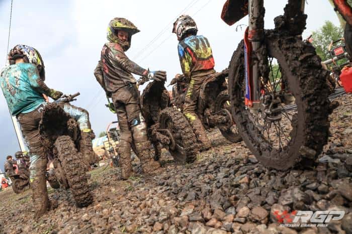 Заняли весь пьедестал: уральские мотогонщики завоевали золото, серебро и бронзу на всероссийских соревнованиях