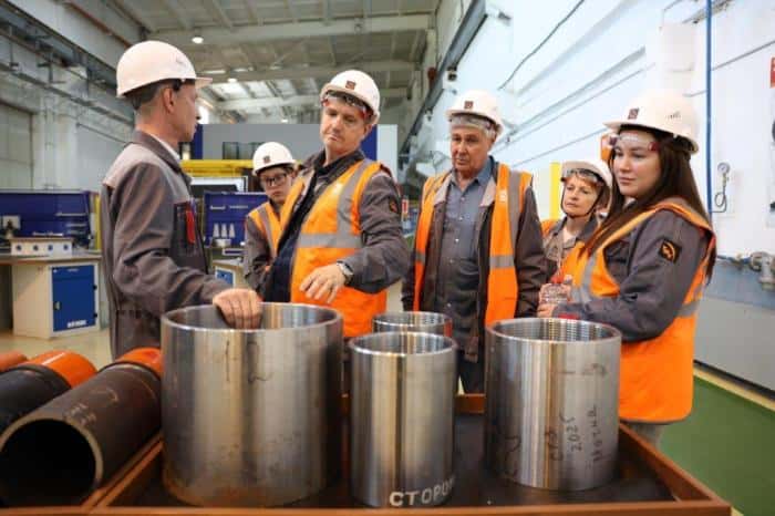 Четыре поколения и 249 лет общего стажа: на СинТЗ прошла экскурсия для представителей трудовой династии Иткиных