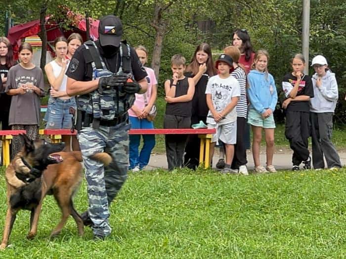 «Зарядка со стражем порядка»: дети из «Красной горки» в Каменске-Уральском встретились с полицией и её четвероногим напарником