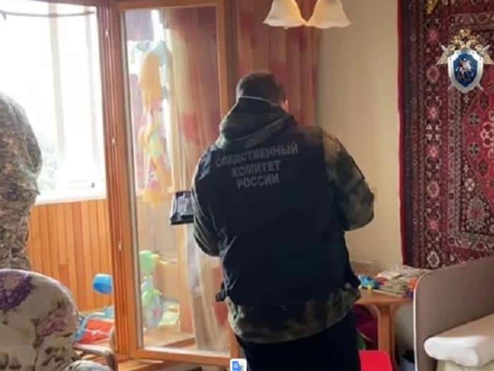 Опубликованы снимки из квартиры в Екатеринбурге, где мать лишила жизни детей и себя