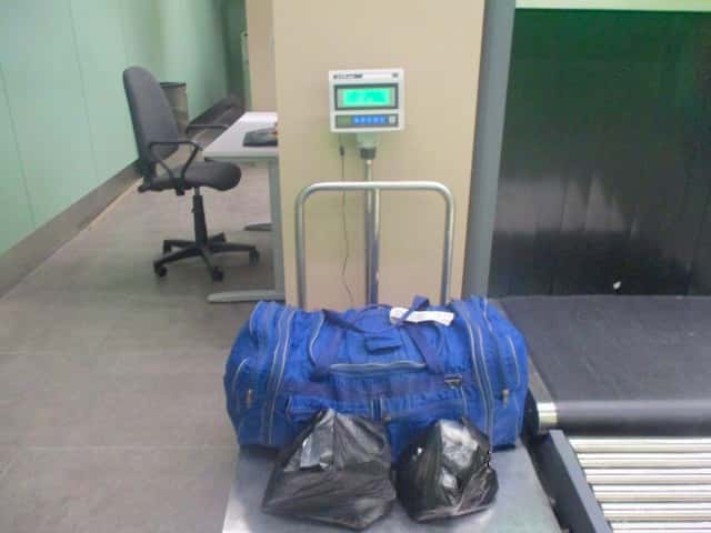 «Вёз для себя»: в Кольцово задержали мужчину с 10 килограммами насвая