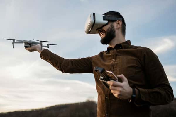 Работайте, пока можете: профессия курьера может исчезнуть из-за доставки дронами