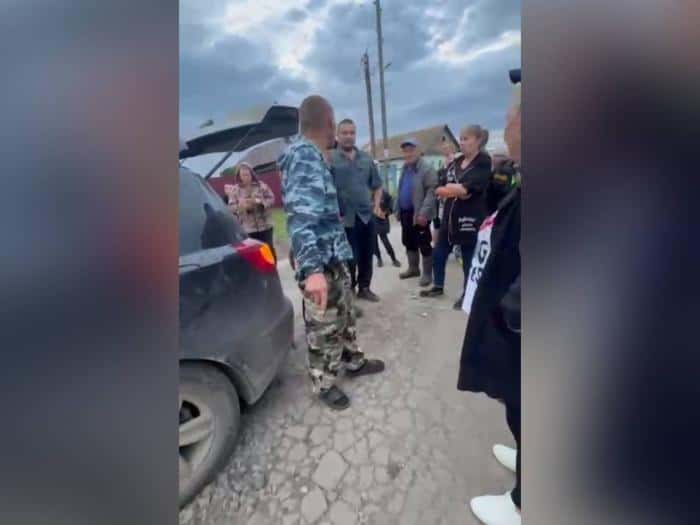 Срочно принять меры! На веками разбитой дороге под Каменском-Уральским застряли три машины: люди устроили там «митинг»