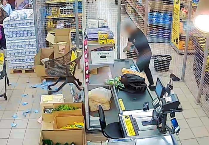 Ну очень хотелось! В Липецке мужчина ограбил магазин и избил продавцов ради кофе и жвачки